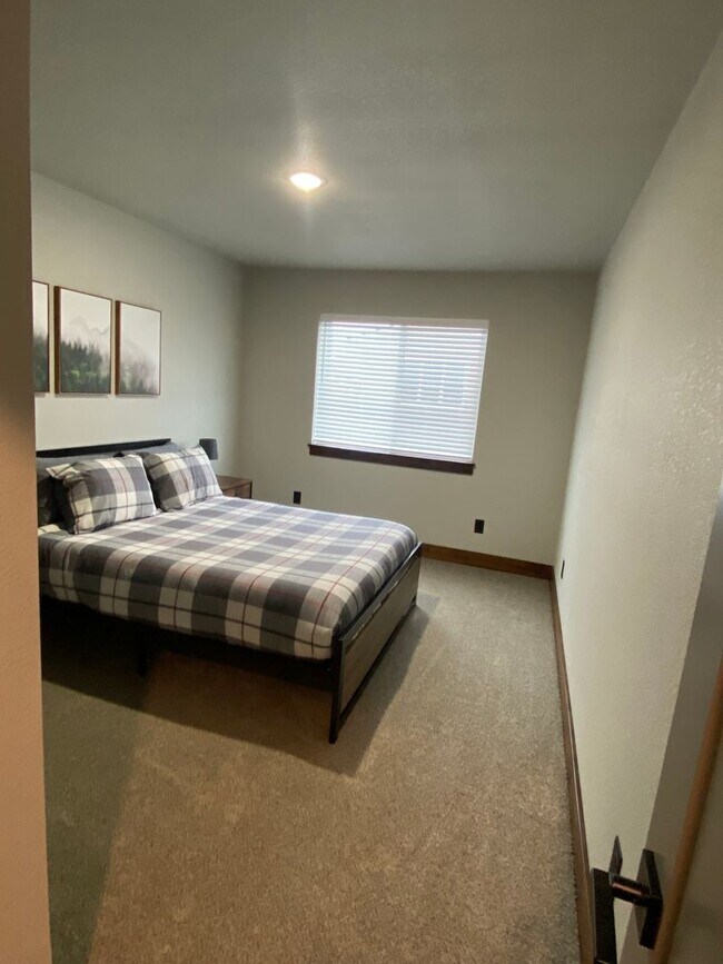 Building Photo - New 3 bed 2 bath