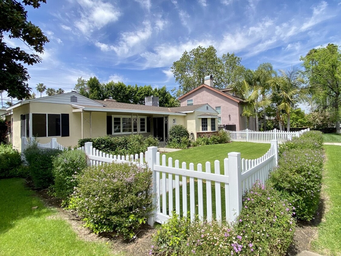 Primary Photo - 2+2 Charming House with Pool Located in th...