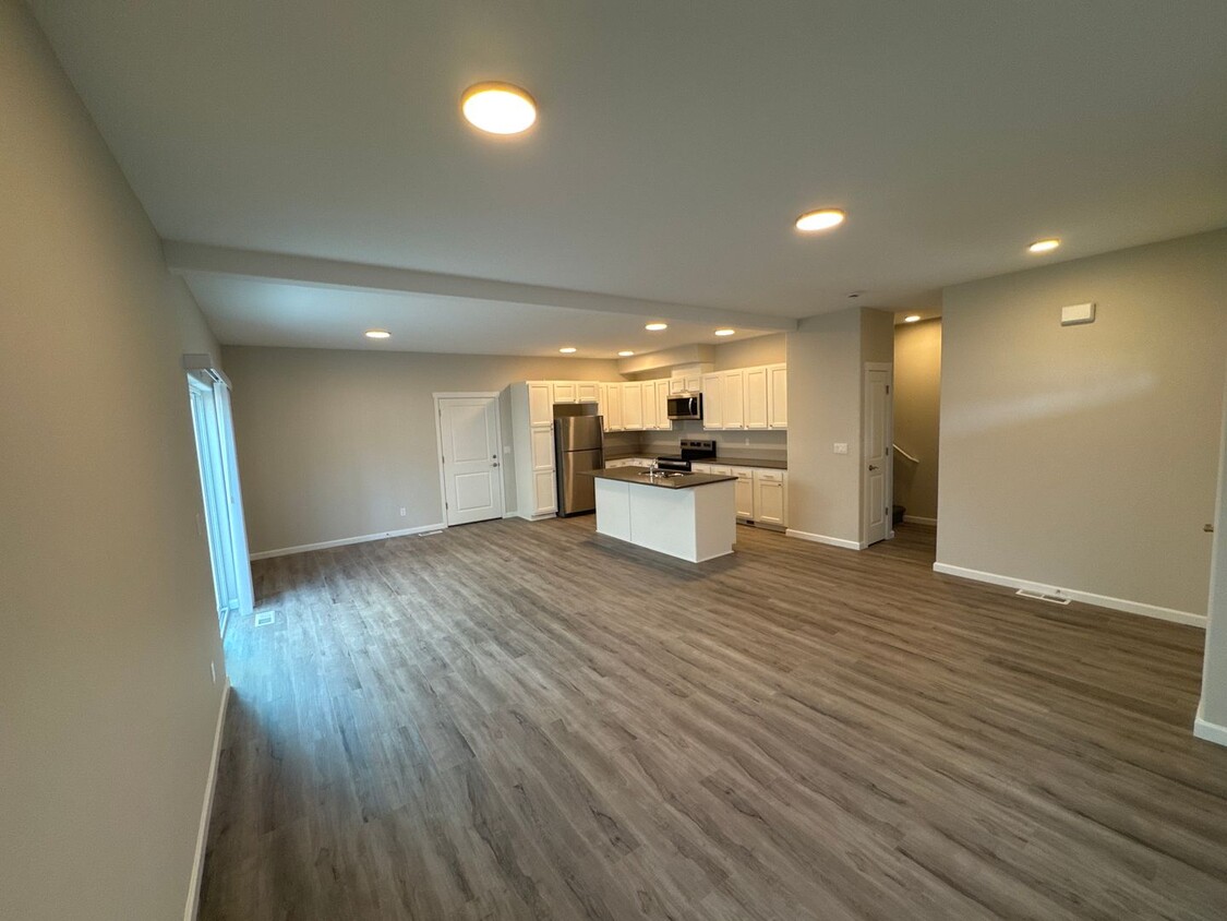 Foto principal - Brand New 4 Bed / 2.5 Bath Duplex! **$99 F...