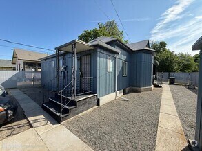 Building Photo - 704 N Naches Ave