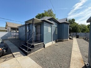 Building Photo - 704 N Naches Ave