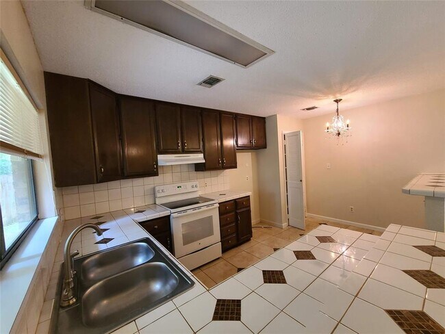 Building Photo - 1115 Sleepy Hollow Cir