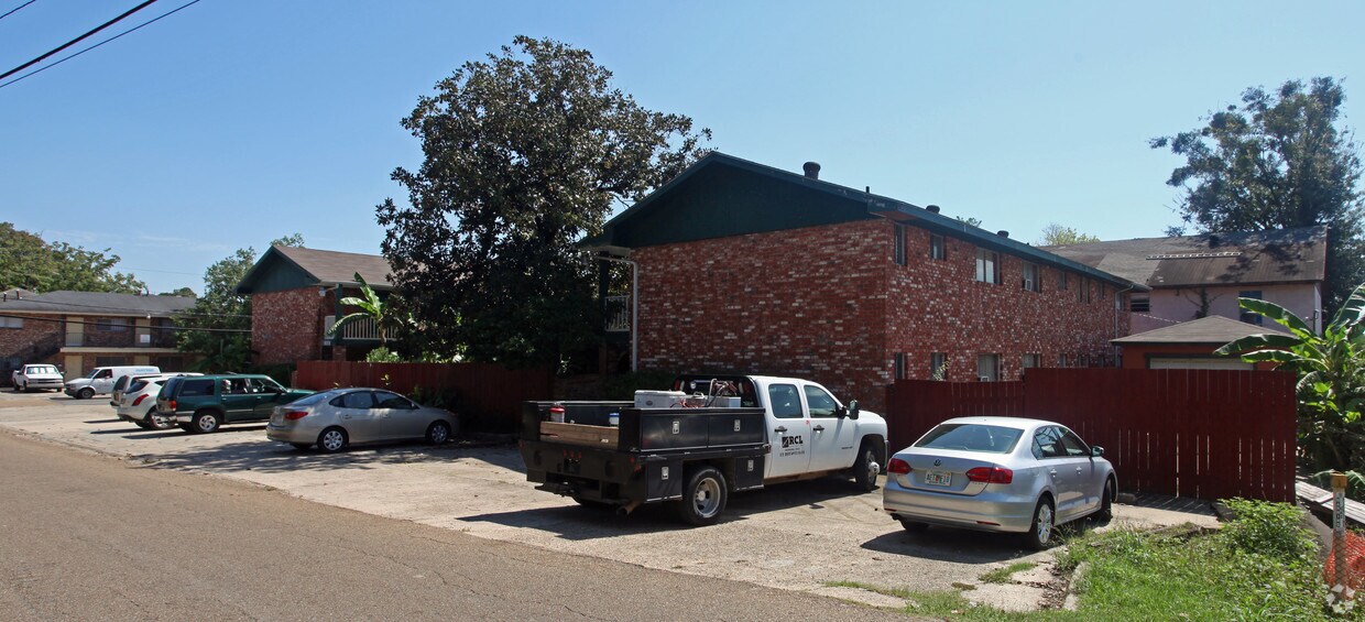 Primary Photo - 1001 Aster St