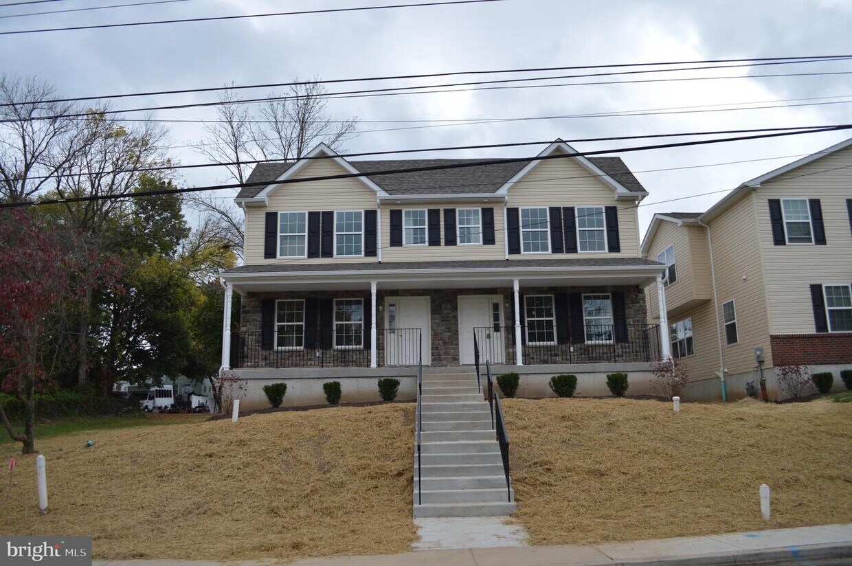 Building Photo - 325 Maple St