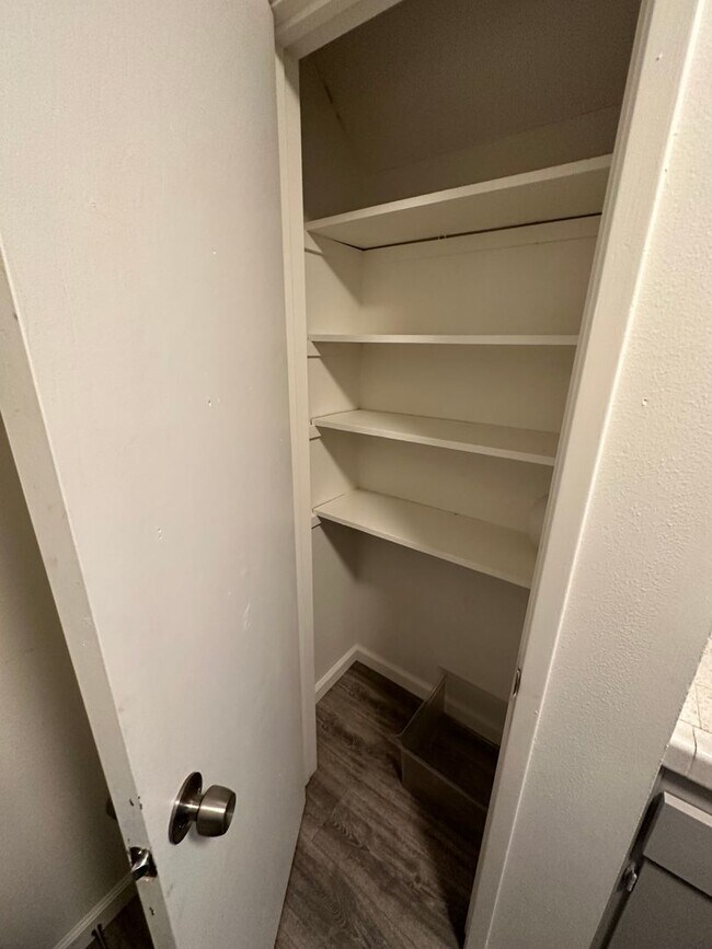 Building Photo - Cozy 2 Bedroom unit with community pool!