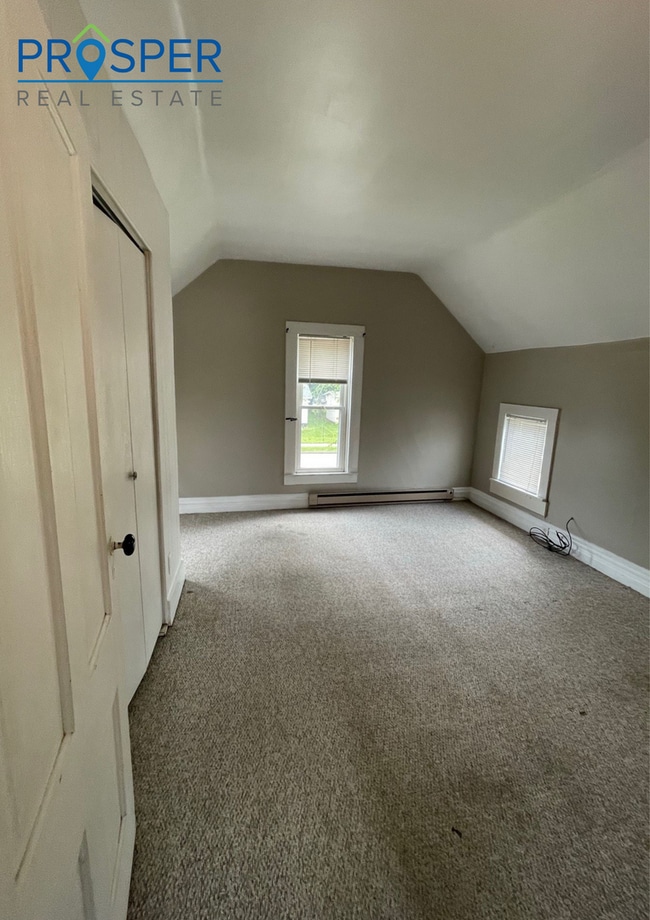 Building Photo - 4 Bedroom House right on Water Street - Av...