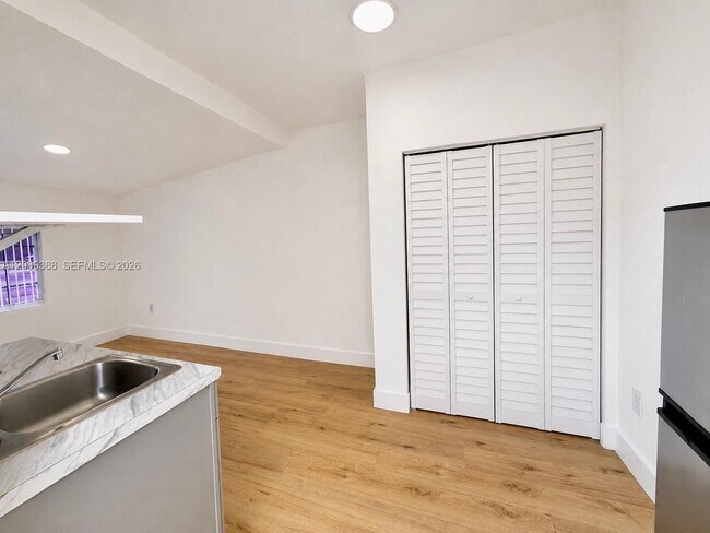 Foto del edificio - 330 NW 56th Ave.