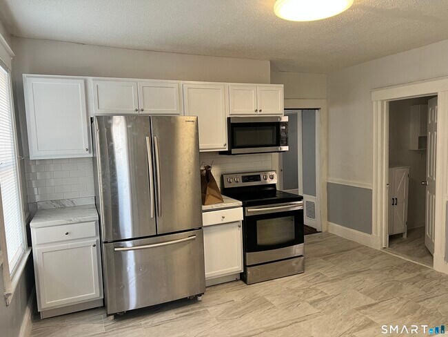 Building Photo - 62 Rowe Ave