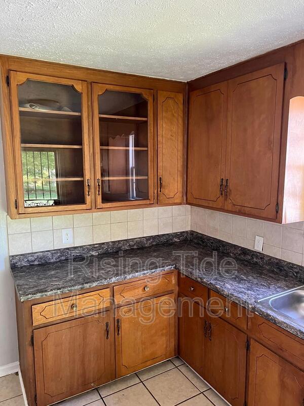 Building Photo - 2447 E 6th St