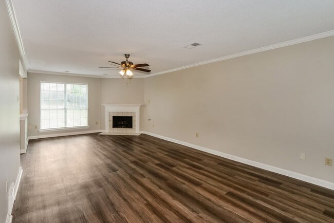 Foto del edificio - 5554 Lakefront Dr