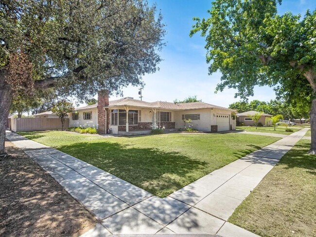 Building Photo - Spacious home on corner lot with 3 br/2ba ...