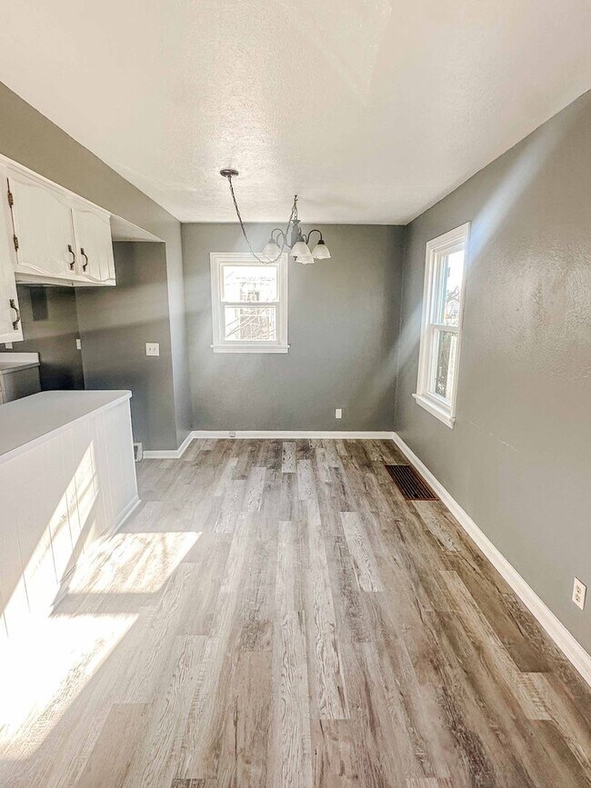 Foto del edificio - Beautiful two bedroom home with bonus room, finished basement, dishwasher, and many updates!