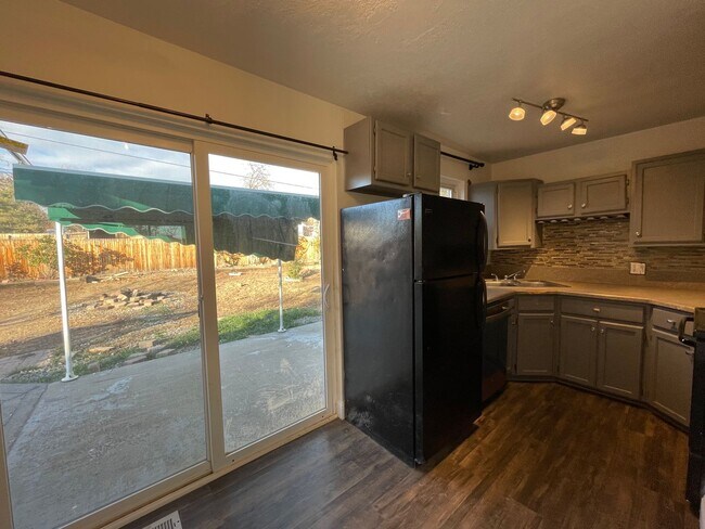 Foto del edificio - Cozy Tri-Level Home in Thornton! AVAILABLE July 6th!
