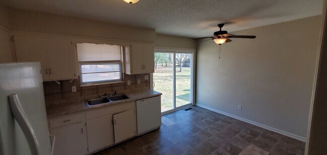 Kitchen - 16713 Bel Ray Blvd
