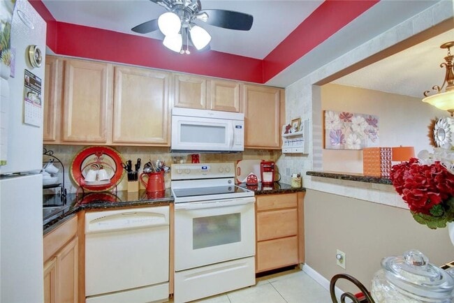 Building Photo - 3050 Sunrise Lakes Dr E