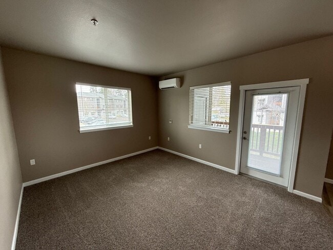 Building Photo - 4261 Hawthorne Ave NE