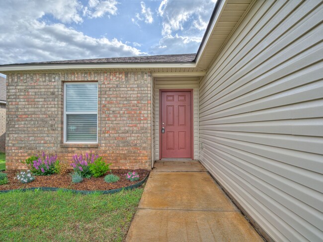 Building Photo - Home Close to Surrey Hills + 3 bedrooms