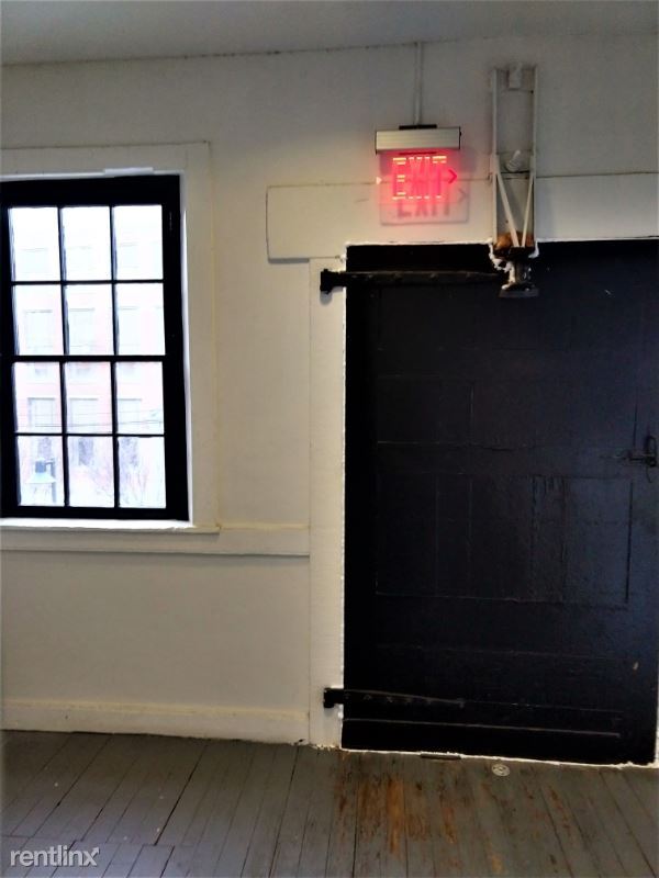Foto del edificio - 1 br, 1 bath Apartment - 555 Roosevelt Ave