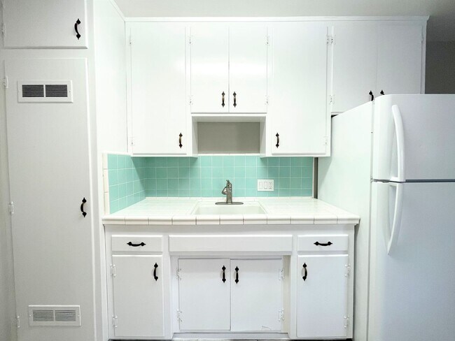 Foto del edificio - Single level duplex a block to the beach!