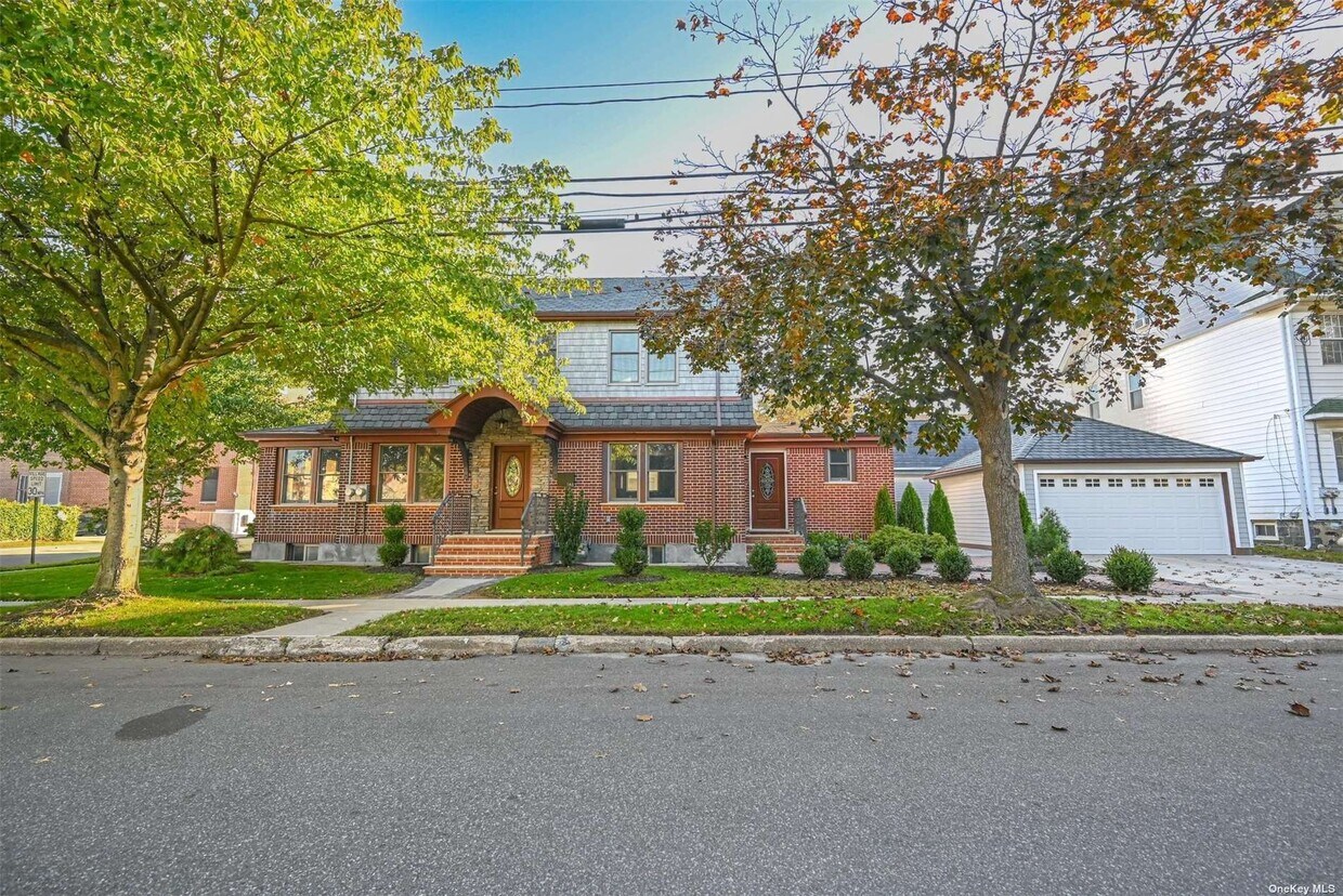 146 Lowell Ave Unit 1st, Floral Park, NY 11001 Room for Rent in