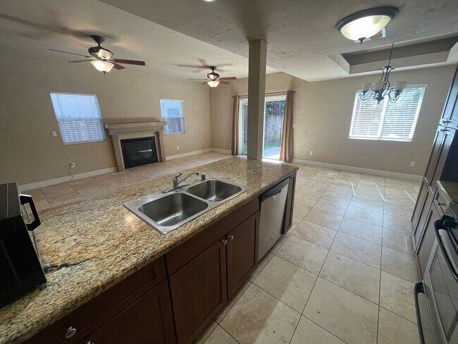 Building Photo - 3 Bedroom 3 1/2 Bath in hte Heart of Carmichael