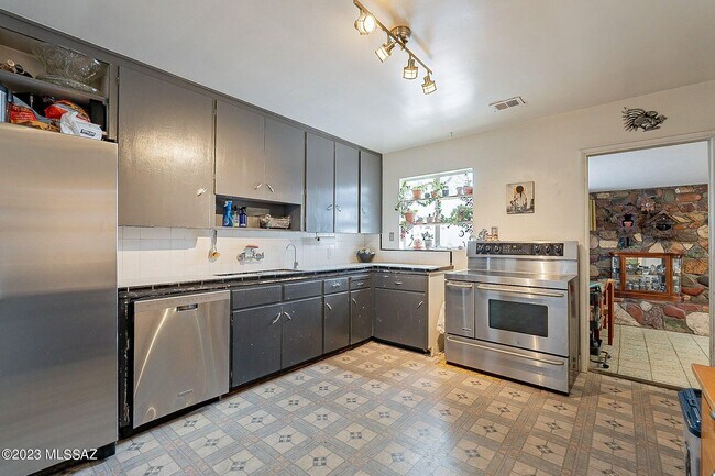 Foto del edificio - Eastside 3 Bedroom Brick Home