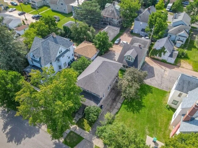 Foto del edificio - Click the “Apply Now” button or email wapmrentals@gmail.com for a prompt response.