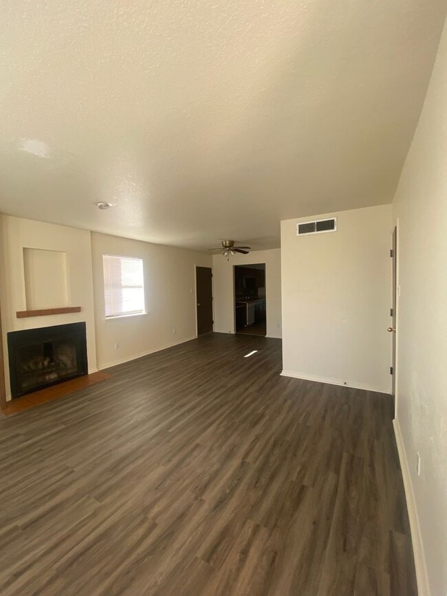 Building Photo - los-2940