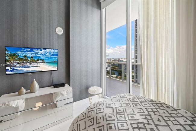Building Photo - 15901 Collins Ave