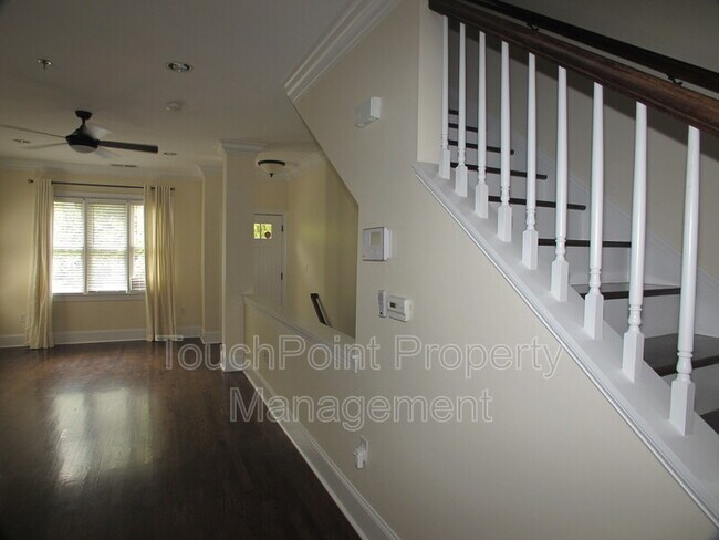 Foto del edificio - 100 N Laurel Ave