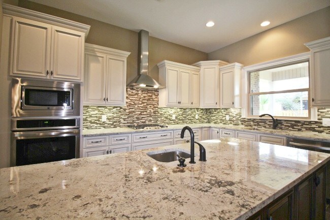 Building Photo - Beautiful 4 Bedroom Home in Heritage Park
