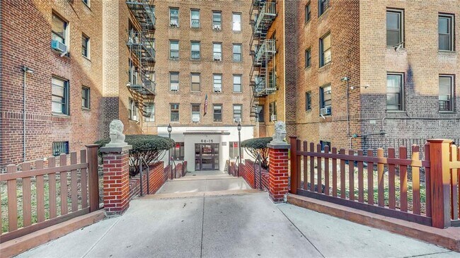 Foto del edificio - 66-15 Wetherole St