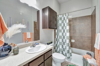 Iconic on Alvarado - Lease by the Bed