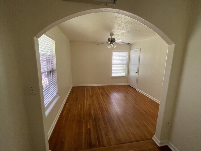Building Photo - 122 Longridge Dr