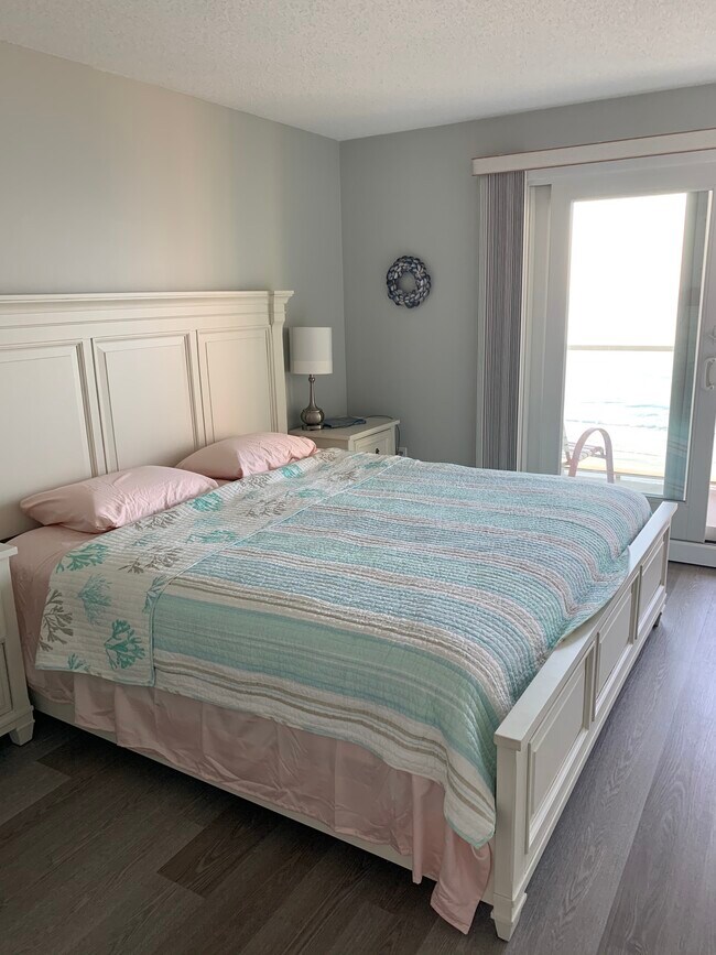 Dormitorio principal con cama tamaño king - 31 E Grand Ave