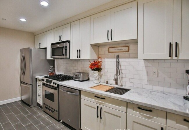 Foto del edificio - 17168 Newhope St