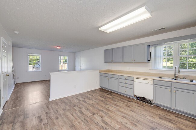 Foto del edificio - Lovely 2Bd/1.5Bth End Unit TH in quiet nei...