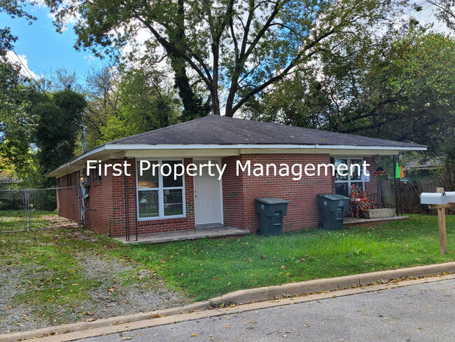 Building Photo - 2-bedroom Duplex