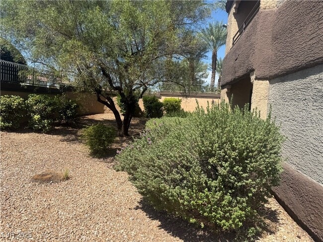 Building Photo - 2200 S Fort Apache Rd