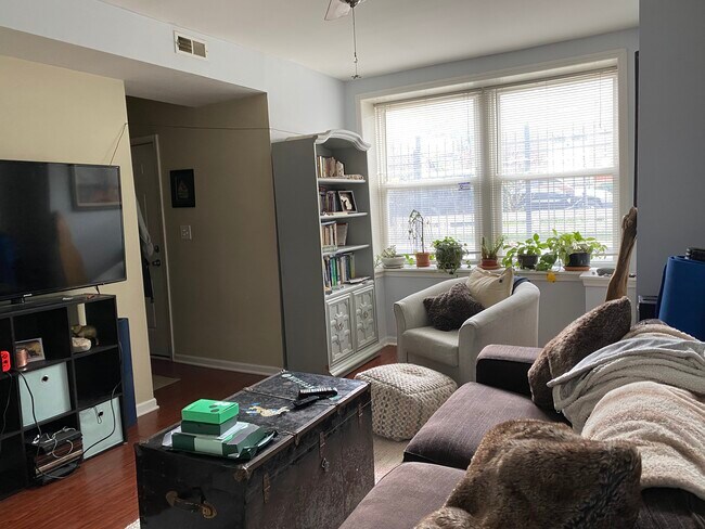 Fotografía del edificio - 1408 N Maplewood Ave