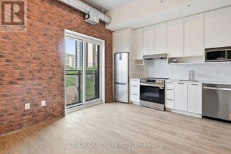 Building Photo - 206 King St W