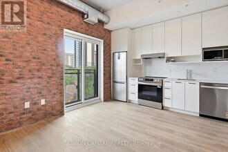 Building Photo - 206 King St W