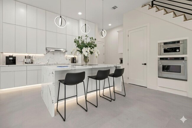 Building Photo - 5117 Schuler St