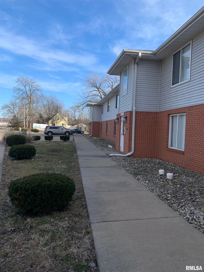 Building Photo - 1000 Edgewater Dr