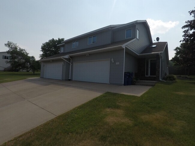 Building Photo - 722 N 16th Ave