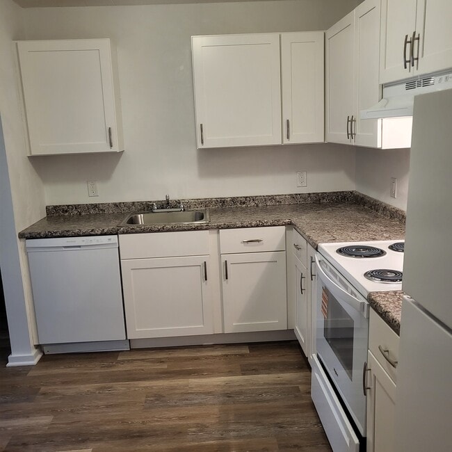 Building Photo - Pebble Creek