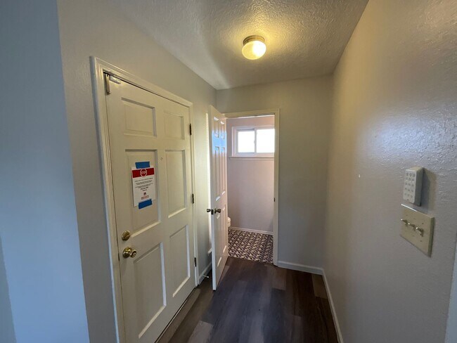 Building Photo - 3 Bedroom Home Available Near Osuna Rd NE ...