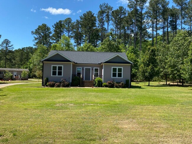 Foto del edificio - One Level Lake Gaston Home - Hubquarter Cr...