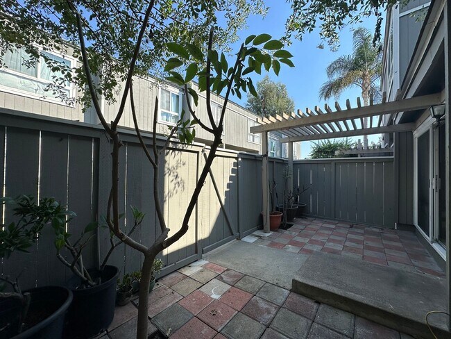 Foto del edificio - Charming Townhouse in South Coast Metro