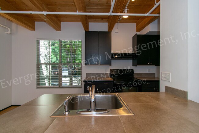Kitchen - 318 W Myrtle St